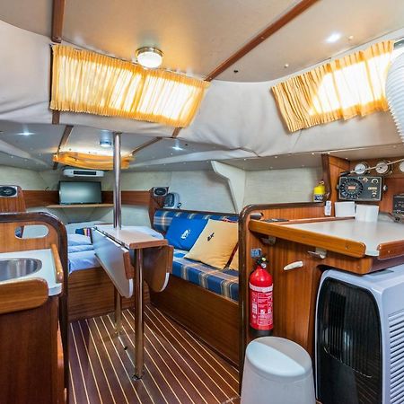 Pequeno Velero En Port Forum Ideal Para Backpackers Сан-Адриан-де-Бесос Экстерьер фото