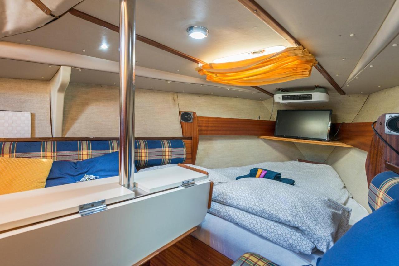 Pequeno Velero En Port Forum Ideal Para Backpackers Сан-Адриан-де-Бесос Экстерьер фото