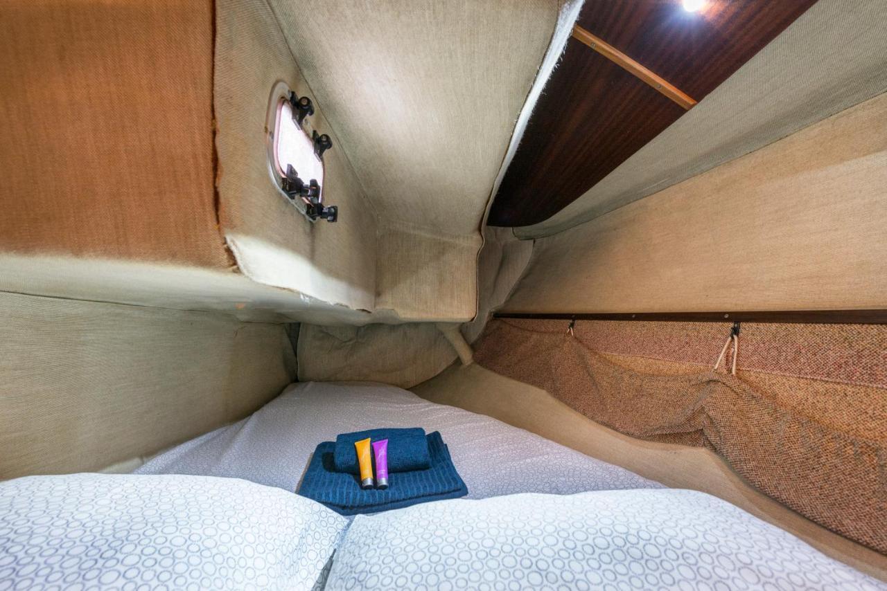 Pequeno Velero En Port Forum Ideal Para Backpackers Сан-Адриан-де-Бесос Экстерьер фото