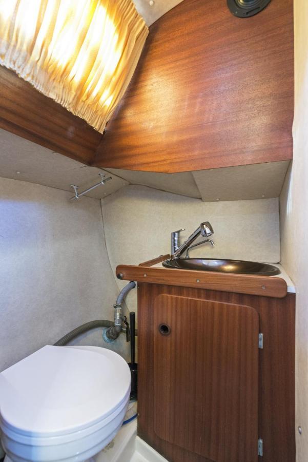 Pequeno Velero En Port Forum Ideal Para Backpackers Сан-Адриан-де-Бесос Экстерьер фото