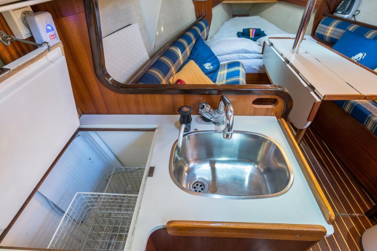 Pequeno Velero En Port Forum Ideal Para Backpackers Сан-Адриан-де-Бесос Экстерьер фото